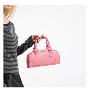 Détails du sac bowling en cuir rose avec boucles argentées et texture grainée