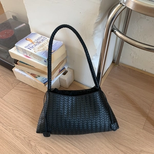 Detail der schwarzen geflochtenen Ledertasche mit Intrecciato-Muster und schmalem Riemen