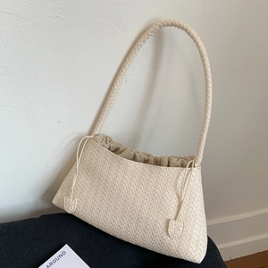 Detailansicht der cremefarbenen geflochtenen Schultertasche aus PU-Leder mit Kordelzug