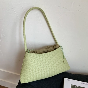 Detail der hellgrünen gewebten Ledertasche mit olivgrünem Kordelzug-Innenbeutel