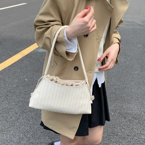 Minimalistische cremefarbene gewebte Schultertasche für Damen mit Beuteleinsatz