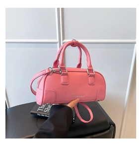 Détail du sac bowling rose avec motif de cuir litchi et lettrage argenté chic