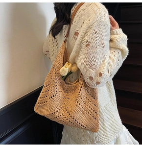 Detailaufnahme der Stroh-Tragetasche mit Wellenmuster und braunem Leder-Schultergurt