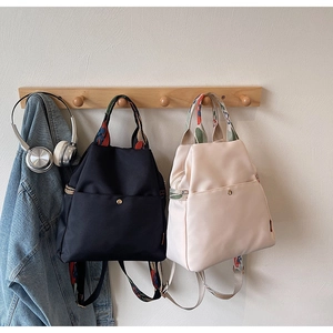 Détails du sac à dos en nylon étanche avec bretelles ethniques et fermeture éclair latérale