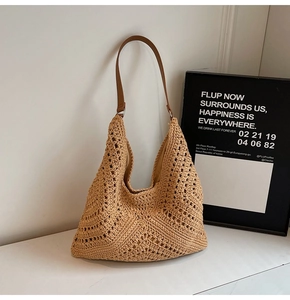 Detail der gewebten Khaki-Schultertasche mit Rautenmuster und braunem Lederriemen