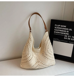 Detailaufnahme der handgehäkelten Hobo-Tasche mit braunem Kunstleder-Schultergurt
