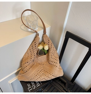 Detailansicht der gewebten Strandtasche mit geometrischem Muster und Lederriemen