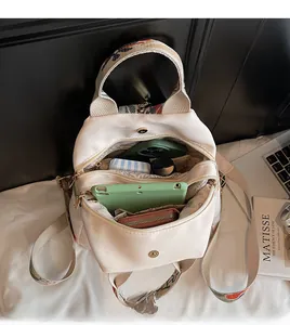 Vue de dessus du sac à dos blanc en nylon avec intérieur spacieux et bandoulière ethnique