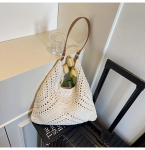 Detailansicht der gewebten Strandtasche mit Häkelmuster und Lederriemen für Damen