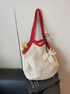 Large capacity red and white knit mesh tote bag with flower pendant for summer beach use
