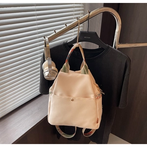 Détail du sac à dos étanche beige clair avec sangle jacquard colorée de style ethnique