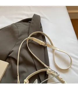 Bandoulière réglable en cuir crème avec boucle argentée pour sac seau minimaliste