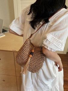 Borsa a secchiello in paglia da donna con nappa di perline e tracolla stile spiaggia
