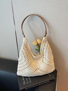 Schicke cremefarbene Web-Schultertasche mit Rautenmuster und braunem Lederriemen