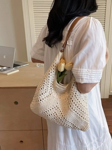 Handgefertigte Häkel-Tragetasche in Creme mit braunem Lederriemen für den Strandurlaub