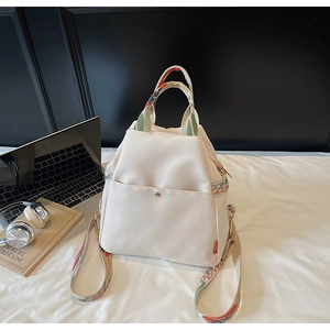 Détails du sac à dos crème imperméable avec sangles géométriques et boucle en métal