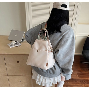 Détail du sac à dos en nylon imperméable avec bretelles géométriques de style ethnique