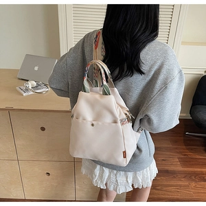 Détail du sac à dos crème imperméable avec sangle ethnique et tissu en nylon lisse