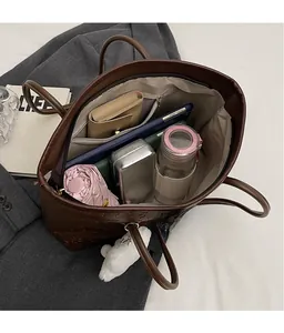 Vista dettagliata dell'ampio scomparto interno di questa borsa tote capiente