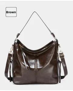 Dettaglio di una borsa hobo retrò marrone scuro con finiture dorate e pelle sintetica liscia