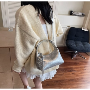 Sac bandoulière argenté brillant avec pendentif étoile et texture plissée métallique