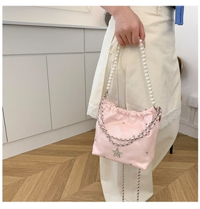 Sac seau matelassé rose avec poignée en perles, chaîne en métal et breloque étoile élégante