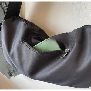 Dettaglio della tasca frontale con zip della borsa a tracolla nera Oxford con cellulare