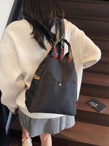 Sac à dos en nylon imperméable avec poignées tissées colorées porté par un mannequin