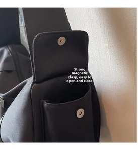 Dettaglio del tessuto Oxford ad alta densità e chiusura con fibbia magnetica in metallo