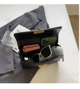 Intérieur spacieux du sac bandoulière matelassé avec rangement pour téléphone et objets