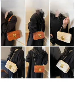 Détail du sac matelassé à chaîne en marron et crème porté par un mannequin