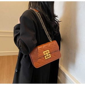 Sac bandoulière marron matelassé avec chaîne dorée et boucle métallique géométrique chic