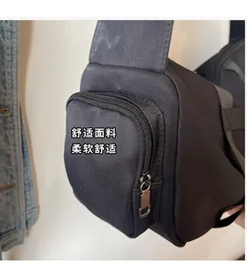 Dettaglio del tessuto Oxford nero resistente e tasca laterale con zip su borsa a tracolla