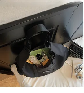 Dettaglio dell'interno di una grande borsa in nylon nero con ampio spazio di archiviazione