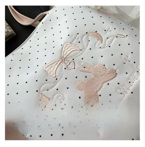 Gros plan du sac fourre-tout en toile blanche avec broderie rose Moon Shark délicate
