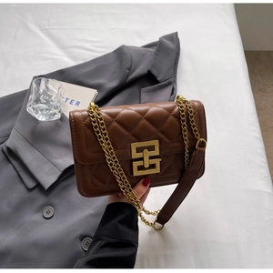 Vue détaillée du sac en cuir matelassé marron foncé avec fermoir métallique doré chic