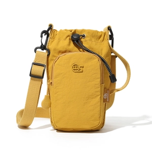 Nahaufnahme der gelben Nylon-Handytasche mit Kordelzug und praktischer Reißverschlusstasche