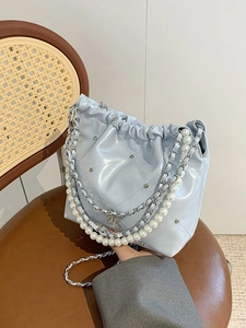 Sac seau en cuir matelassé bleu clair avec grande chaîne en perles et détails argentés