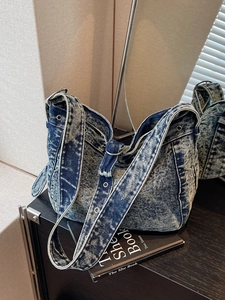 Vintage Acid Wash Denim Hobo Bag Large Capacity Snow Wash Tote Bag For Women Metal Eyelets Street Style Shoulder Bag