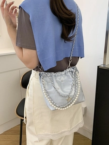 Sac seau matelassé bleu clair avec grosses perles et chaîne à breloques étoile