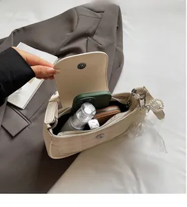 Innenansicht der beigen karierten Umhängetasche mit Platz für Handy, Geldbörse und Kosmetik