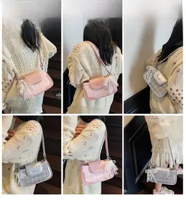 Detailansichten der rosa und silbernen karierten Achseltaschen mit Spitzenanhängern