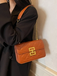 Sac bandoulière matelassé caramel élégant avec chaîne dorée et fermoir métallique