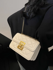 Sac à bandoulière beige matelassé avec chaîne dorée et fermoir élégant pour femme