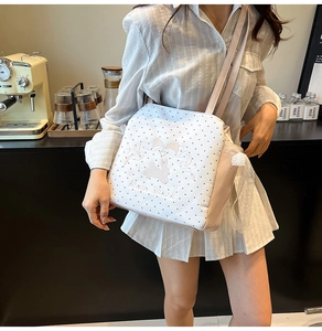 Sac cabas à pois avec broderie de lapin, bordure en dentelle et détails rose pastel
