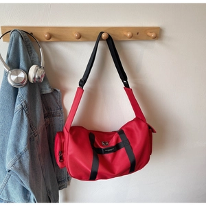 Dettaglio della borsa oxford rossa capiente con spalline larghe e tasca laterale zip