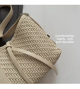 Dettaglio della trama in pelle intrecciata beige e materiale morbido della borsa a spalla