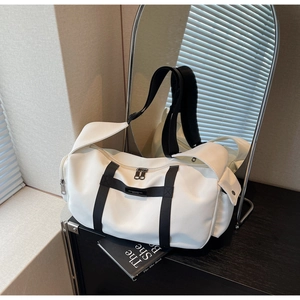 Dettaglio di una borsa da palestra bianca in tessuto oxford con cinghie e tasca laterale