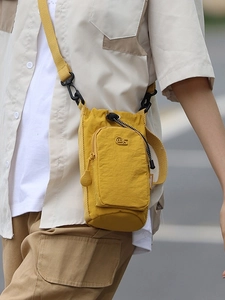 Gelbe Nylon-Mini-Umhängetasche mit Kordelzug und Reißverschlusstasche für das Handy