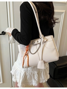 Sac fourre-tout en cuir beige avec chaîne argentée et pendentif corde orange